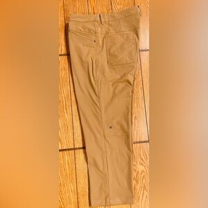 Lululemon men’s ABC Classic Pant, brown, size 40 waist/28 3/4 inches inseam